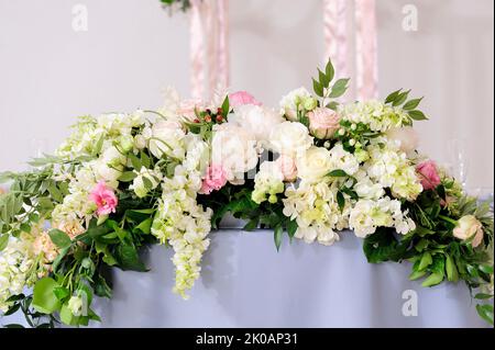 Schönheit, Blumenstrauß, Blumen, Blütenblätter, Rosen, weihnachten, Tisch, Haus, Natur, Stilleben, blumendesign, weiß, rosa, Hochzeit, Foto Kazimierz Jurewicz, Stockfoto