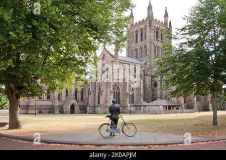 Hereford Kathedrale & Statue von Edward Elgar mit seinem Fahrrad, St. Mary the Virgin & St. Ethelbert the King, Herefordshire, England Stockfoto