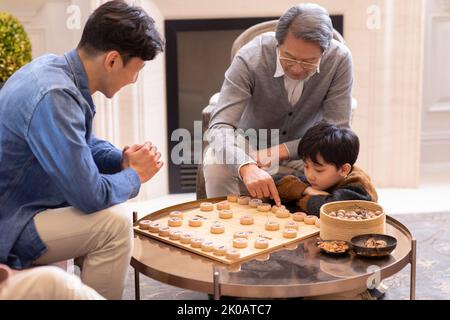 Glückliche chinesische Familie verbringt Zeit zusammen Stockfoto