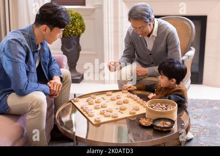 Glückliche chinesische Familie verbringt Zeit zusammen Stockfoto