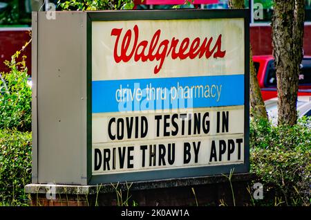 Walgreens Pharmacy wirbt mit Drive-Thru-Tests für COVID-19 am 8. September 2022 in Daphne, Alabama. Walgreens bietet PCR-Labortests und Schnelltests an. Stockfoto