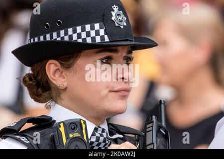 London, Westminster, Großbritannien. 10. September 2022. Nach dem Tod Ihrer Majestät Königin Elizabeth II. Am 8.. September versammeln sich Tausende im Buckingham Palast, um ihre Zuneigung zur verstorbenen Königin und ihre Unterstützung für ihren Erben König Charles III. Zu zeigen Kredit: Newspics UK London/Alamy Live Nachrichten Stockfoto