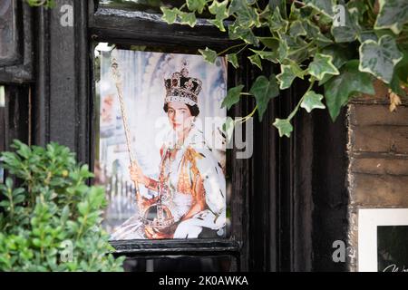 Windsor, Großbritannien. 10.. September 2022.Tribut an Ihre Majestät die Königin in den Fenstern des Two Brewers Pub in Windsor heute. Quelle: Maureen McLean/Alamy Live News Stockfoto