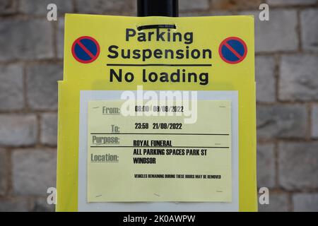 Windsor, Großbritannien. 10.. September 2022. Ein Parkplatzsuspendierungshinweis in Windsor vor der Beerdigung Ihrer Majestät der Königin. Quelle: Maureen McLean/Alamy Live News Stockfoto