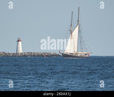 Halifax, Nova Scotia, Kanada. 10.. September 2022. Die Bluenose II fährt in den Hafen von Halifax, um einen Besuch im Zusammenhang mit dem ICMM-Kongress 2022 im Maritime Museum of the Atlantic zu machen. Das Boot ist eine Nachbildung des berühmten Angel- und Rennschooner Bluenose. Bis Mittwoch, den 14. September, ist sie für Besucher im Hafen geöffnet. Kredit: Meanderingemu/Alamy Live Nachrichten Stockfoto