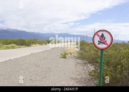 Zeichen in einer schönen Landschaft zeigt: Verboten, Feuer zu machen. Stockfoto