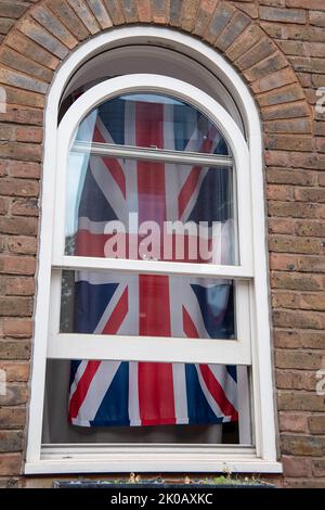 Windsor, Großbritannien. 10.. September 2022. Tribute an Ihre Majestät die Königin heute in den Fenstern von Häusern über Windsor. Quelle: Maureen McLean/Alamy Live News Stockfoto