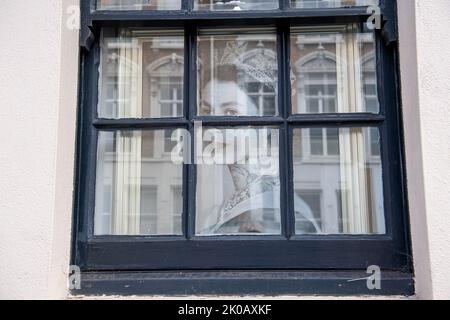 Windsor, Großbritannien. 10.. September 2022. Tribute an Ihre Majestät die Königin heute in den Fenstern von Häusern über Windsor. Quelle: Maureen McLean/Alamy Live News Stockfoto