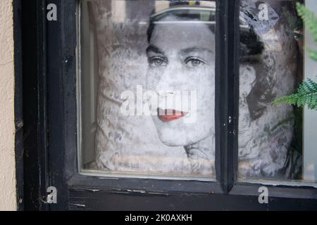 Windsor, Großbritannien. 10.. September 2022. Tribute an Ihre Majestät die Königin heute in den Fenstern von Häusern über Windsor. Quelle: Maureen McLean/Alamy Live News Stockfoto