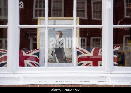 Windsor, Großbritannien. 10.. September 2022. Tribute an Ihre Majestät die Königin heute in den Fenstern von Häusern über Windsor. Quelle: Maureen McLean/Alamy Live News Stockfoto