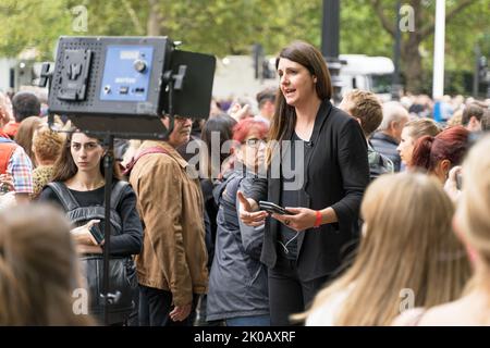Nachrichtenreporterin in der Mall berichtet über den Tod von Königin Elizabeth II. London - 10.. September 2022 Stockfoto