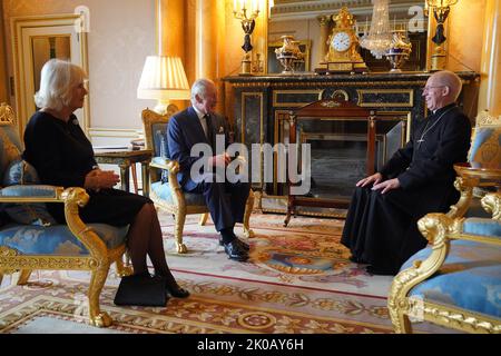 London, Großbritannien. 11. September 2022. Der britische Camilla, Queen Consort (L) und der britische König Charles III (C) sprechen am Samstag, dem 10. September 2022, mit dem Erzbischof von Canterbury, dem Hochwürden Justin Welby (R), im Saal 1844 im Buckingham Palace in London. Foto der königlichen Familie/UPI Kredit: UPI/Alamy Live News Stockfoto