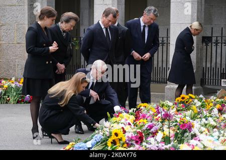 London, Großbritannien. 11. September 2022. Von links: Die britische Prinzessin Eugenie von York, Prinzessin Anne, Prinzessin Beatrice von York, Prinz Andrew, Herzog von York, Peter Phillips, Prinz Edward, Earl of Wessex (Obscured), Vizeadmiral Timothy Laurence und Zara Phillips schauen sich Tribute und Blumen an, die am Samstag, dem 10. September 2022, vor Balmoral Castle in Ballater zurückgelassen wurden. Foto der königlichen Familie/UPI Kredit: UPI/Alamy Live News Stockfoto