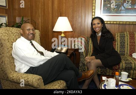 Sekretär Alphonso Jackson mit Angela McGlowan von Fox News Channel - Sekretär Alphonso Jackson trifft sich mit Angela McGlowan vom Fox News Channel zu einem Interview im HUD-Hauptquartier. Sekretär Alphonso Jackson mit dem Thema Angela McGlowan von Fox News Channel, Sekretär Alphonso Jackson trifft sich mit Angela McGlowan vom Fox News Channel zu einem Interview im HUD-Hauptquartier. Stockfoto