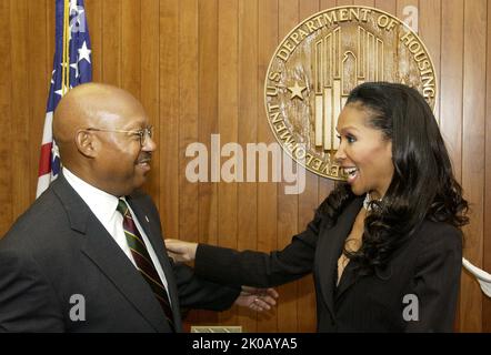 Sekretär Alphonso Jackson mit Angela McGlowan von Fox News Channel - Sekretär Alphonso Jackson trifft sich mit Angela McGlowan vom Fox News Channel zu einem Interview im HUD-Hauptquartier. Sekretär Alphonso Jackson mit dem Thema Angela McGlowan von Fox News Channel, Sekretär Alphonso Jackson trifft sich mit Angela McGlowan vom Fox News Channel zu einem Interview im HUD-Hauptquartier. Stockfoto