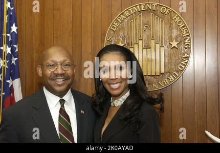 Sekretär Alphonso Jackson mit Angela McGlowan von Fox News Channel - Sekretär Alphonso Jackson trifft sich mit Angela McGlowan vom Fox News Channel zu einem Interview im HUD-Hauptquartier. Sekretär Alphonso Jackson mit dem Thema Angela McGlowan von Fox News Channel, Sekretär Alphonso Jackson trifft sich mit Angela McGlowan vom Fox News Channel zu einem Interview im HUD-Hauptquartier. Stockfoto