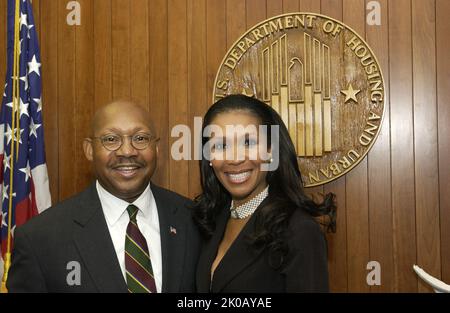 Sekretär Alphonso Jackson mit Angela McGlowan von Fox News Channel - Sekretär Alphonso Jackson trifft sich mit Angela McGlowan vom Fox News Channel zu einem Interview im HUD-Hauptquartier. Sekretär Alphonso Jackson mit dem Thema Angela McGlowan von Fox News Channel, Sekretär Alphonso Jackson trifft sich mit Angela McGlowan vom Fox News Channel zu einem Interview im HUD-Hauptquartier. Stockfoto