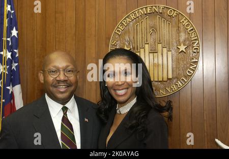 Sekretär Alphonso Jackson mit Angela McGlowan von Fox News Channel - Sekretär Alphonso Jackson trifft sich mit Angela McGlowan vom Fox News Channel zu einem Interview im HUD-Hauptquartier. Sekretär Alphonso Jackson mit dem Thema Angela McGlowan von Fox News Channel, Sekretär Alphonso Jackson trifft sich mit Angela McGlowan vom Fox News Channel zu einem Interview im HUD-Hauptquartier. Stockfoto