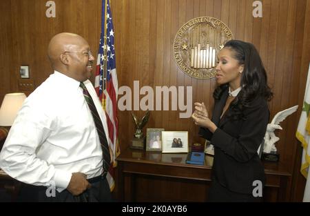 Sekretär Alphonso Jackson mit Angela McGlowan von Fox News Channel - Sekretär Alphonso Jackson trifft sich mit Angela McGlowan vom Fox News Channel zu einem Interview im HUD-Hauptquartier. Sekretär Alphonso Jackson mit dem Thema Angela McGlowan von Fox News Channel, Sekretär Alphonso Jackson trifft sich mit Angela McGlowan vom Fox News Channel zu einem Interview im HUD-Hauptquartier. Stockfoto