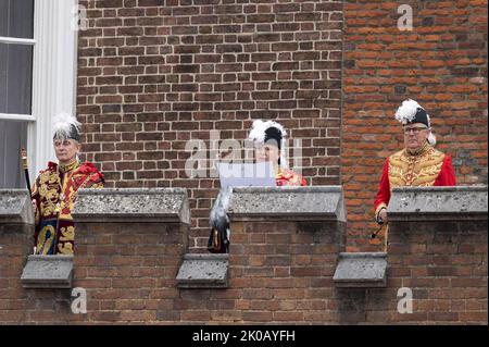 London, Großbritannien. 11. September 2022. Das Strumpfprinzip der König der Waffen, David Vines White (2L), erklärt "Gott rette den König", nachdem er am Samstag, dem 10. September 2022, die Proklamation des neuen britischen Königs, König Karl III., vom Balkon des Friary Court im St. James's Palace in London gelesen hatte. König Karl III. Versprach, dem Beispiel seiner Mutter des „lebenslangen Dienstes“ in seiner Antrittsrede an Großbritannien und den Commonwealth am Freitag zu folgen, nachdem er nach dem Tod von Königin Elizabeth II. Am 8. September auf den Thron bestiegen hatte. Foto vom britischen Verteidigungsminister/UPI Quelle: UPI/Alamy Live News Stockfoto