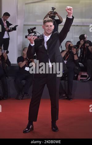 Venedig, Italien. 10. September 2022. Fernando Guzzoni posiert mit dem Orizzonti Award für das beste Drehbuch für 'Blanquita' während der Fotozelle der Preisträger beim Internationalen Filmfestival Venedig 79. am 10. September 2022 in Venedig, Italien. Foto von Rocco Spaziani/UPI Credit: UPI/Alamy Live News Stockfoto