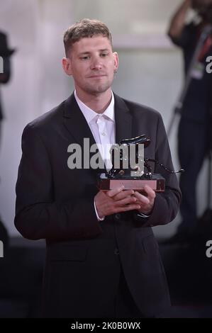 Venedig, Italien. 10. September 2022. Fernando Guzzoni posiert mit dem Orizzonti Award für das beste Drehbuch für 'Blanquita' während der Fotozelle der Preisträger beim Internationalen Filmfestival Venedig 79. am 10. September 2022 in Venedig, Italien. Foto von Rocco Spaziani/UPI Credit: UPI/Alamy Live News Stockfoto