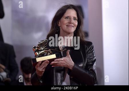 Venedig, Italien. 10. September 2022. Laura Poitras posiert mit dem Goldenen Löwen für den besten Film für „All the Beauty and the Bloodshed“ während der Fotoaufnahme der Preisträger beim Internationalen Filmfestival Venedig 79. am 10. September 2022 in Venedig, Italien. Foto von Rocco Spaziani/UPI Credit: UPI/Alamy Live News Stockfoto