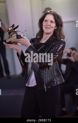 Venedig, Italien. 10. September 2022. Laura Poitras posiert mit dem Goldenen Löwen für den besten Film für „All the Beauty and the Bloodshed“ während der Fotoaufnahme der Preisträger beim Internationalen Filmfestival Venedig 79. am 10. September 2022 in Venedig, Italien. Foto von Rocco Spaziani/UPI Credit: UPI/Alamy Live News Stockfoto