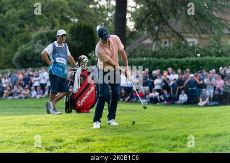 Virginia Water, Großbritannien. 10. September 2022. Rory McElroy (NIR) 17. Chips auf das Grün während der BMW PGA Championship 2022 im Wentworth Club, Virginia Water, Großbritannien, 10.. September 2022 (Foto von Richard Washbrooke/News Images) in Virginia Water, Großbritannien am 9/10/2022. (Foto von Richard Washbrooke/News Images/Sipa USA) Quelle: SIPA USA/Alamy Live News Stockfoto