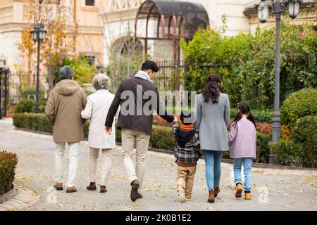 Chinesische Familie geht spazieren Stockfoto