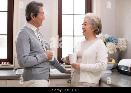 Chinesisches Seniorenpaar plaudert in der Küche Stockfoto