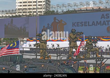 MwSt. 69 Kommandoeinheit personnels auf Angriffsfahrzeug der Royal Malaysia Police während der Parade zum Malaysia National Day 65. in Kuala Lumpur, Malaysia. Stockfoto