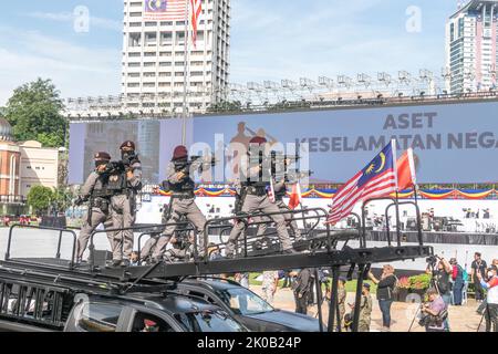 MwSt. 69 Kommandoeinheit personnels auf Angriffsfahrzeug der Royal Malaysia Police während der Parade zum Malaysia National Day 65. in Kuala Lumpur, Malaysia. Stockfoto