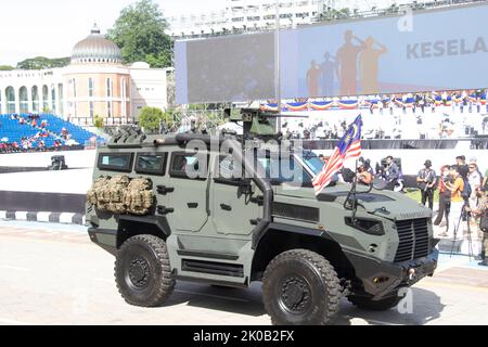 Mildef Tarantula High Mobility Armoured Vehicle (HMAV) der malaysischen Streitkräfte während der Parade zum Malaysia National Day 65. in Kuala Lumpur, Malaysia. Stockfoto