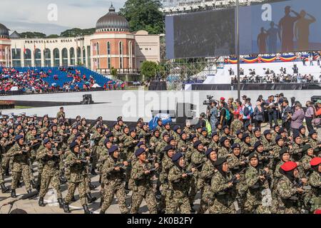 Weibliche Soldaten der malaysischen Armee während der Parade zum Malaysia National Day 65. in Kuala Lumpur, Malaysia. Stockfoto