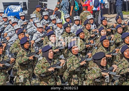 Weibliche Soldaten der malaysischen Armee und der Royal Malaysian Navy während der Parade zum Malaysia National Day 65. in Kuala Lumpur, Malaysia. Stockfoto