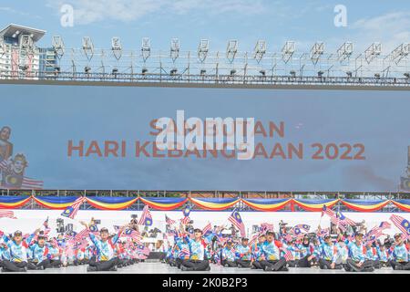 Malaysische Tanzdarsteller winken Malaysias Fahnen während der Probeübung zur Feier des Malaysia National Day 65. in Kuala Lumpur, Malaysia. Stockfoto