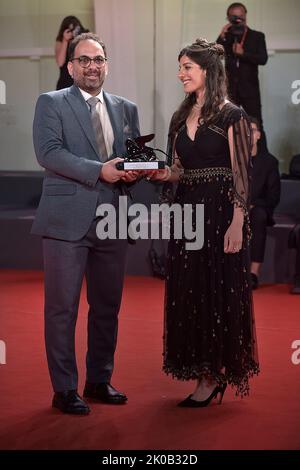 Venedig, Italien. 10. September 2022. VENEDIG, ITALIEN - 10. SEPTEMBER: Reza Heydari und Mina Kavani posieren mit dem Spezialpreis der Jury für „Khers NIST“ (No Bears), der im Namen des inhaftierten iranischen Regisseurs Jafar Panahi während der Fotoaktion der Preisträger beim Internationalen Filmfestival Venedig 79. am 10. September 2022 in Venedig, Italien, verliehen wurde. Kredit: dpa/Alamy Live Nachrichten Stockfoto