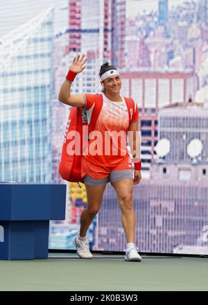 New York, USA, 10..September 2022. Tunesischer Tennisspieler Ons Jabeur beim Womens Final des US Open Turniers, Billie Jean King National Tennis Center am Samstag, 10. September 2022. © Jürgen Hasenkopf / Alamy Live News Stockfoto