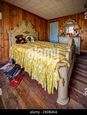 Verlassene Haus mit Bett und Stühlen und Verfall Stockfoto