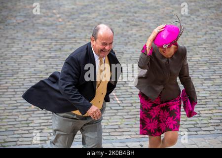 Brüssel, Belgien. 10. September 2022. Die Gäste, die zur Hochzeitszeremonie von Prinzessin Maria-Laura von Belgien und William Isvy am Samstag, dem 10. September 2022, in der Kathedrale Saint Michael und Saint Gudula (Kathedrale der Heiligen Michel et Gudule/Sint-Michiels- en Sint-Goedele kathedraal) in Brüssel eintreffen. BELGA FOTO NICOLAS MAETERLINCK Kredit: Belga Nachrichtenagentur/Alamy Live News Stockfoto