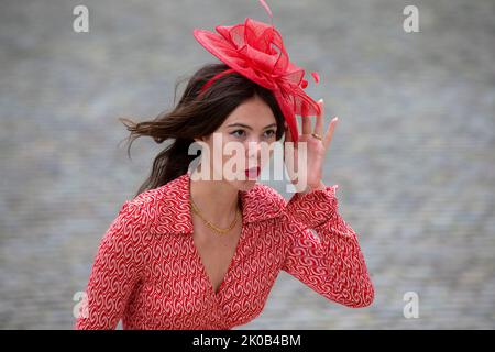 Brüssel, Belgien. 10. September 2022. Die Gäste, die zur Hochzeitszeremonie von Prinzessin Maria-Laura von Belgien und William Isvy am Samstag, dem 10. September 2022, in der Kathedrale Saint Michael und Saint Gudula (Kathedrale der Heiligen Michel et Gudule/Sint-Michiels- en Sint-Goedele kathedraal) in Brüssel eintreffen. BELGA FOTO NICOLAS MAETERLINCK Kredit: Belga Nachrichtenagentur/Alamy Live News Stockfoto