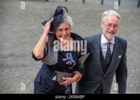 Brüssel, Belgien. 10. September 2022. Die Gäste, die zur Hochzeitszeremonie von Prinzessin Maria-Laura von Belgien und William Isvy am Samstag, dem 10. September 2022, in der Kathedrale Saint Michael und Saint Gudula (Kathedrale der Heiligen Michel et Gudule/Sint-Michiels- en Sint-Goedele kathedraal) in Brüssel eintreffen. BELGA FOTO NICOLAS MAETERLINCK Kredit: Belga Nachrichtenagentur/Alamy Live News Stockfoto