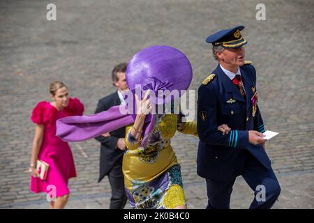 Brüssel, Belgien. 10. September 2022. Die Gäste, die zur Hochzeitszeremonie von Prinzessin Maria-Laura von Belgien und William Isvy am Samstag, dem 10. September 2022, in der Kathedrale Saint Michael und Saint Gudula (Kathedrale der Heiligen Michel et Gudule/Sint-Michiels- en Sint-Goedele kathedraal) in Brüssel eintreffen. BELGA FOTO NICOLAS MAETERLINCK Kredit: Belga Nachrichtenagentur/Alamy Live News Stockfoto