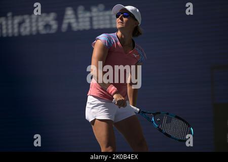 Die Belgierin Kirsten Flipkens, die am Samstag, dem 10. September 2022 in Flushing Meadow in New York City, USA, beim Spiel zwischen dem australischen Paar Sanders-Peers und dem belgisch-französischen Paar Flipkens-Roger-Vasselin, dem Finale im gemischten Doppel-Turnier, beim US Open Grand Slam Tennisturnier, in Aktion stand. BELGA FOTO TONY BEHAR Stockfoto