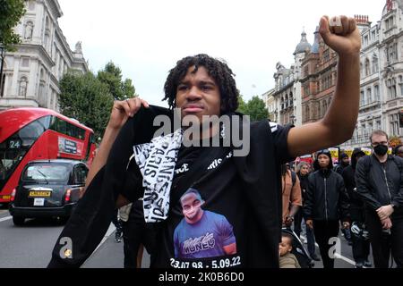 London, Großbritannien. 10.. September 2022. Hunderte von Black Lives Matters Demonstranten marschierten vom Parliament Square nach New Scotland Yard, nachdem am vergangenen Montag in Südlondon die Polizei den Vater des neuen Vaters Chris Kaba, einen unbewaffneten Schwarzen, tödlich erschießt hatte. Der IOPC behandelt die Untersuchung als Mord. Kredit: Elfte Stunde Fotografie/Alamy Live Nachrichten Stockfoto
