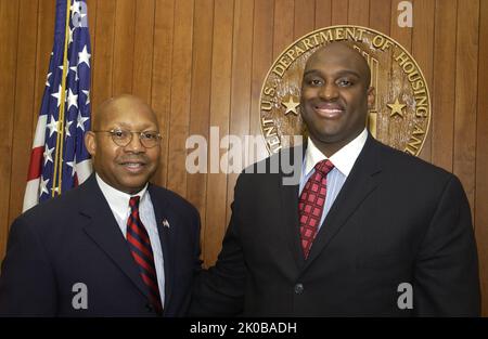 Sekretär Alphonso Jackson mit Rodney Bullard - Sekretär Alphonso Jackson trifft sich im HUD-Hauptquartier mit Rodney Bullard, Sonderanwalt bei der Air Force Legal Services Agency und 2005-2006 Fellow im Weißen Haus. Sekretär Alphonso Jackson mit dem Thema Rodney Bullard, Sekretär Alphonso Jackson trifft sich im HUD-Hauptquartier mit Rodney Bullard, Sonderanwalt bei der Air Force Legal Services Agency und 2005-2006 Fellow im Weißen Haus. Stockfoto