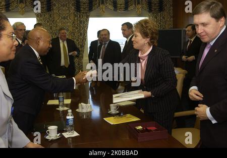 Besuch der russischen Gouverneurin Valentina Matwienko - Besuch der Gouverneurin von St. Petersburg, der russischen Gouverneurin Valentina Matwijenko und der Mitarbeiter des HUD-Hauptquartiers zum Treffen mit dem Sekretär Alphonso Jackson, Mitarbeitern. Besuch der russischen Gouverneurin Valentina Matwienko, Besuch von St. Petersburg, der russischen Gouverneurin Valentina Matwijenko und der Mitarbeiter des HUD-Hauptquartiers zum Treffen mit dem Sekretär Alphonso Jackson, Mitarbeitern. Stockfoto