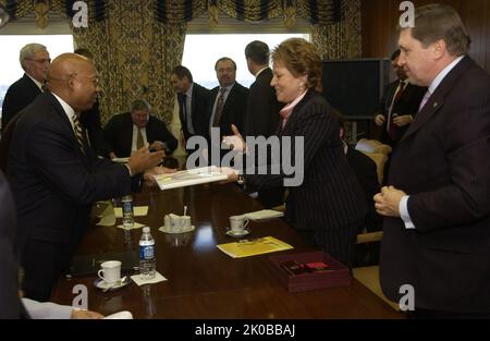 Besuch der russischen Gouverneurin Valentina Matwienko - Besuch der Gouverneurin von St. Petersburg, der russischen Gouverneurin Valentina Matwijenko und der Mitarbeiter des HUD-Hauptquartiers zum Treffen mit dem Sekretär Alphonso Jackson, Mitarbeitern. Besuch der russischen Gouverneurin Valentina Matwienko, Besuch von St. Petersburg, der russischen Gouverneurin Valentina Matwijenko und der Mitarbeiter des HUD-Hauptquartiers zum Treffen mit dem Sekretär Alphonso Jackson, Mitarbeitern. Stockfoto