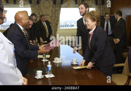 Besuch der russischen Gouverneurin Valentina Matwienko - Besuch der Gouverneurin von St. Petersburg, der russischen Gouverneurin Valentina Matwijenko und der Mitarbeiter des HUD-Hauptquartiers zum Treffen mit dem Sekretär Alphonso Jackson, Mitarbeitern. Besuch der russischen Gouverneurin Valentina Matwienko, Besuch von St. Petersburg, der russischen Gouverneurin Valentina Matwijenko und der Mitarbeiter des HUD-Hauptquartiers zum Treffen mit dem Sekretär Alphonso Jackson, Mitarbeitern. Stockfoto